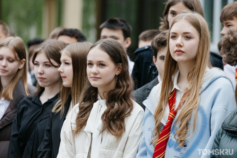 Банты, ленты и немного слез: в Томске прошли Последние звонки. Фоторепортаж