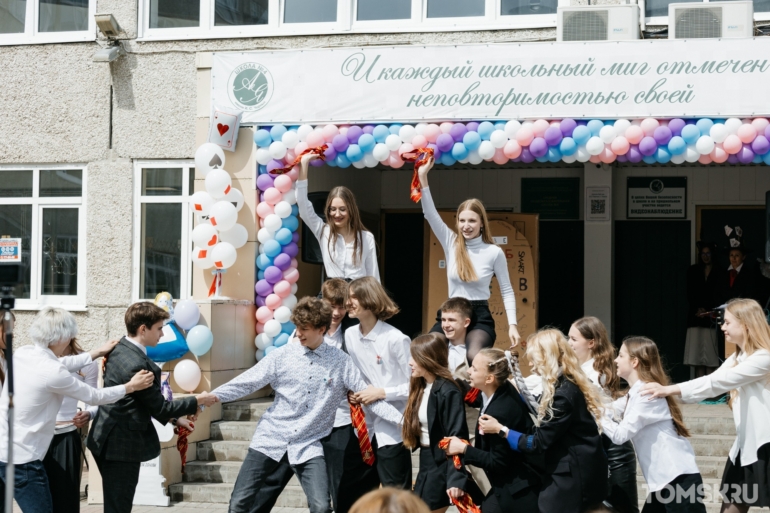 Банты, ленты и немного слез: в Томске прошли Последние звонки. Фоторепортаж