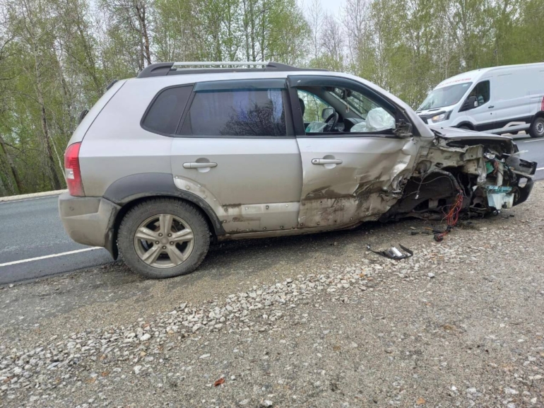 Автомобиль опрокинулся после ДТП на томской трассе: пострадали трое