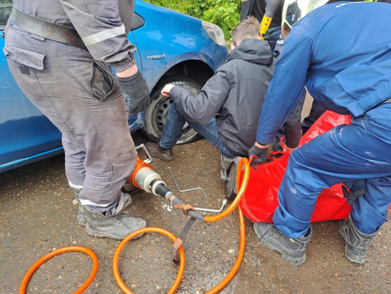 В Томске подросток на самокате врезался в авто и застрял ногой в колесе