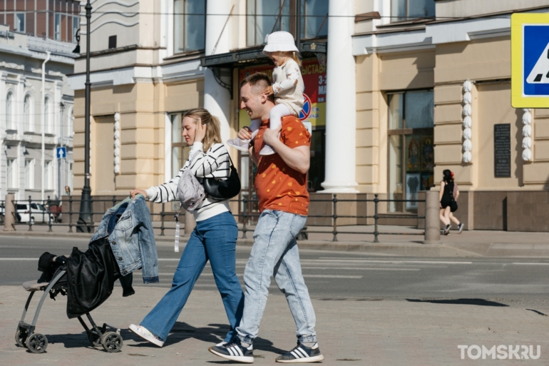 Больше прогулок и меньше одежды: как томичи встретили теплую погоду. Фоторепортаж