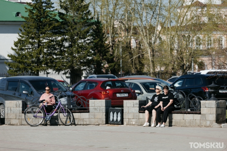 Больше прогулок и меньше одежды: как томичи встретили теплую погоду. Фоторепортаж