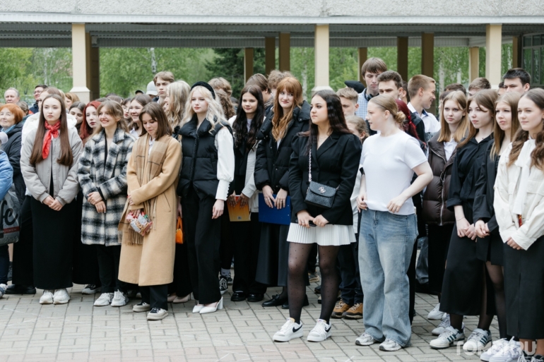 Банты, ленты и немного слез: в Томске прошли Последние звонки. Фоторепортаж