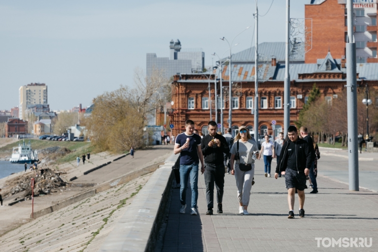 Больше прогулок и меньше одежды: как томичи встретили теплую погоду. Фоторепортаж