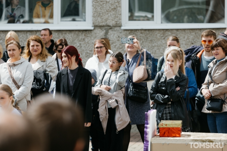 Банты, ленты и немного слез: в Томске прошли Последние звонки. Фоторепортаж