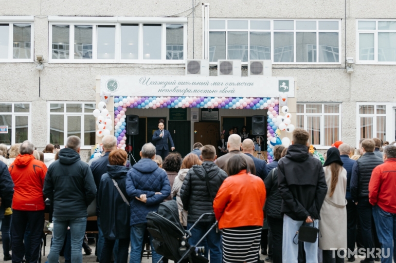 Банты, ленты и немного слез: в Томске прошли Последние звонки. Фоторепортаж