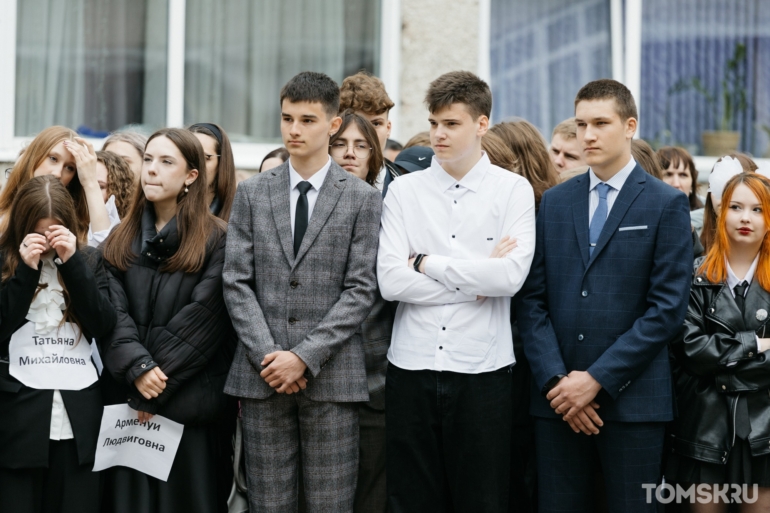 Банты, ленты и немного слез: в Томске прошли Последние звонки. Фоторепортаж