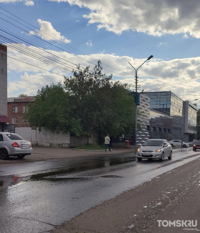 Дорогу залило водой на улице Герцена в Томске