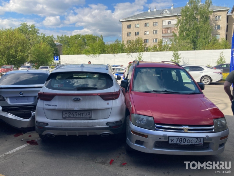 В Томске водитель маршрутки выехал на парковку гипемаркета и протаранил шесть машин