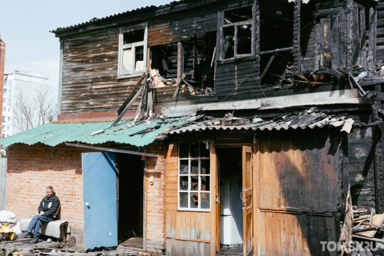Спустя сутки после пожара: как выглядит сгоревшая «деревяшка» на Мельничной