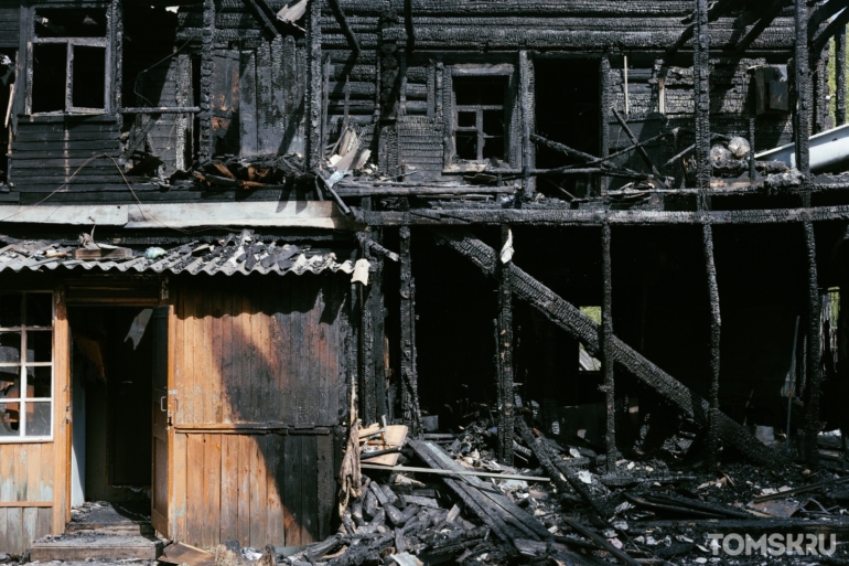 Спустя сутки после пожара: как выглядит сгоревшая «деревяшка» на Мельничной