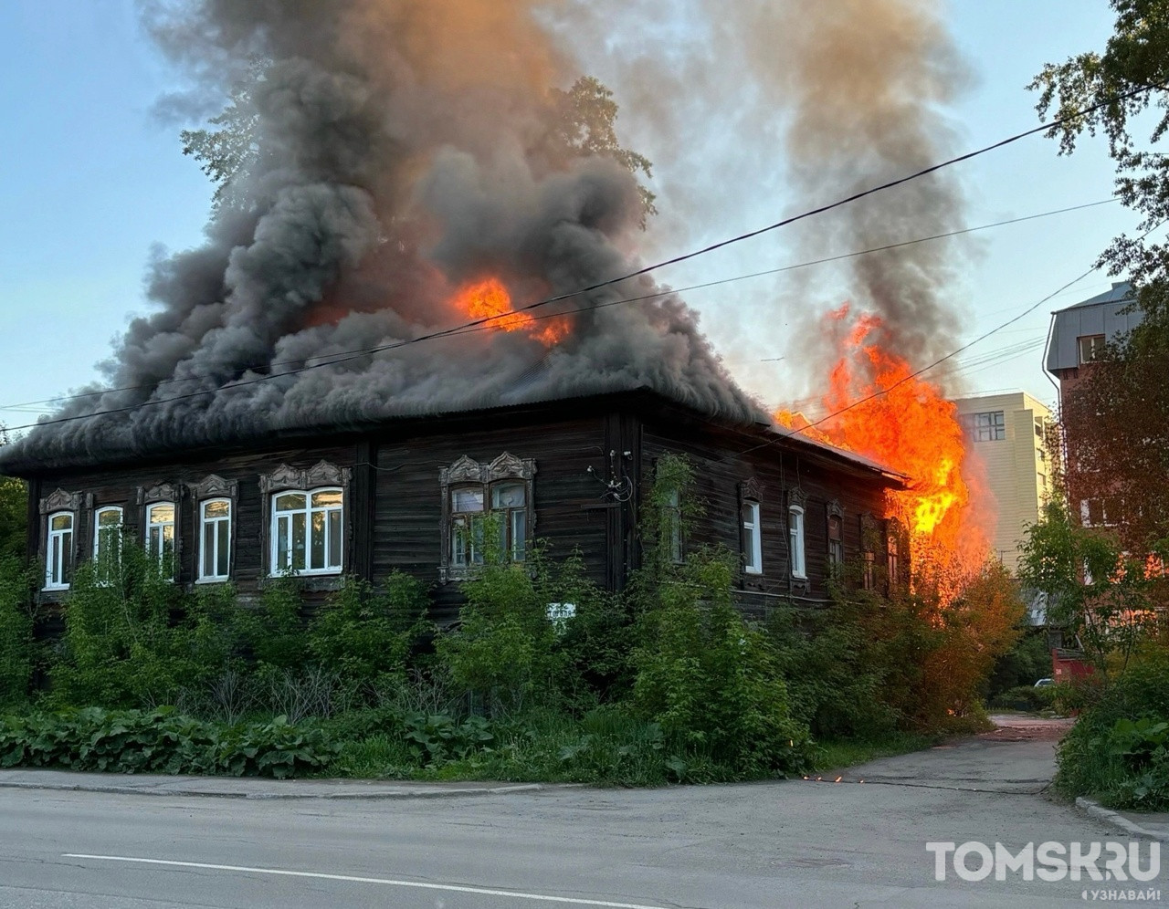 В центре Томска снова загорелся деревянный дома • TOMSK.RU