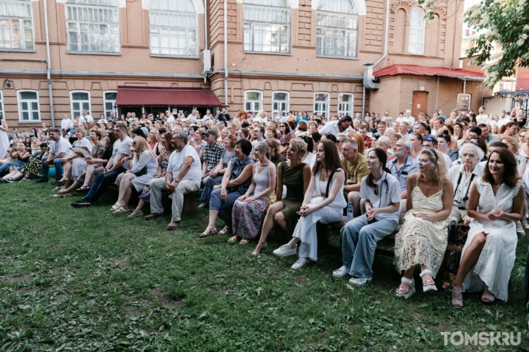 На траве, в тени и с удовольствием: как томичи слушали музыку на «Томск-Джаз-Фест»