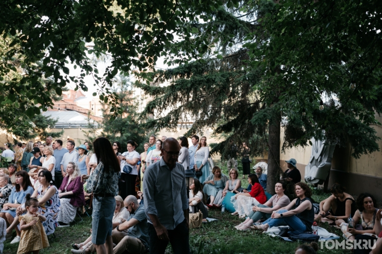 На траве, в тени и с удовольствием: как томичи слушали музыку на «Томск-Джаз-Фест»