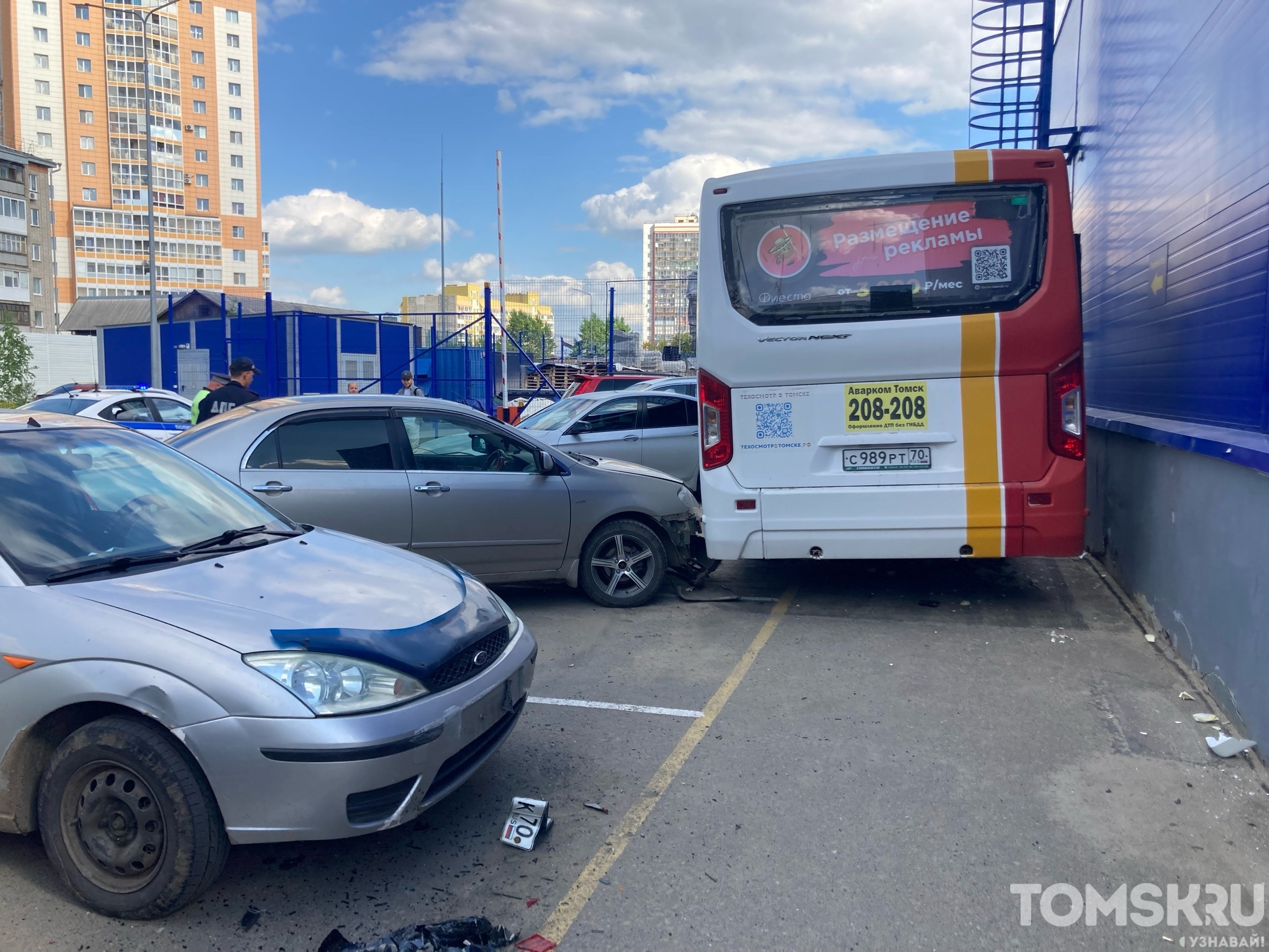 В Томске водитель маршрутки выехал на парковку гипемаркета и протаранил  шесть машин • TOMSK.RU