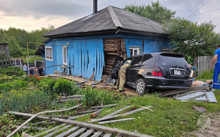 Двух человек зажало в машине после аварии в Томской области