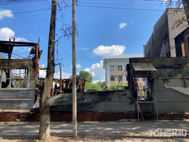 Рабочие почти завершили демонтаж сгоревшего здания на Советской в Томске