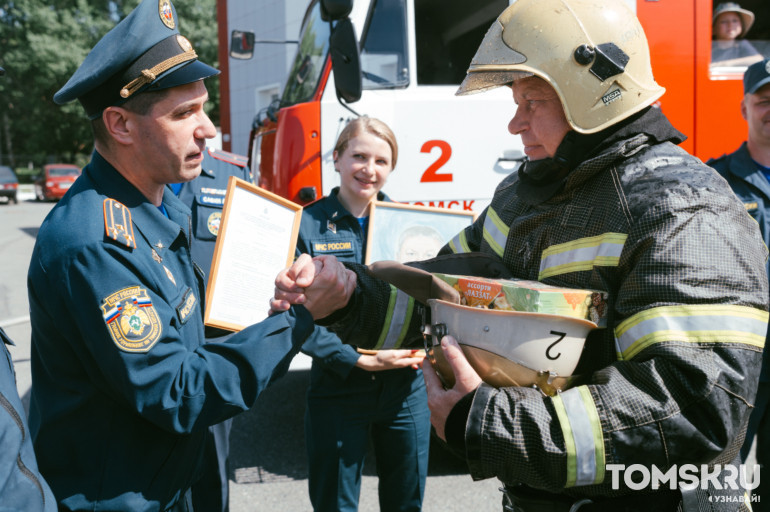 Облить водой под сигнал тревоги: как провожают на пенсию в Томском МЧС
