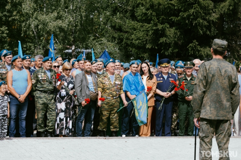 Береты, флаги и тельняшки: фоторепортаж с Дня ВДВ от Tomsk.ru