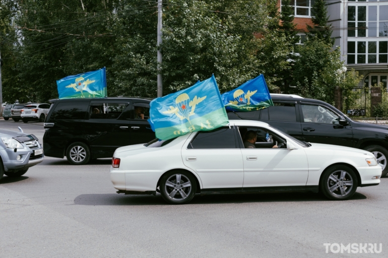 Береты, флаги и тельняшки: фоторепортаж с Дня ВДВ от Tomsk.ru