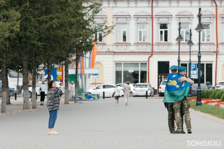 Береты, флаги и тельняшки: фоторепортаж с Дня ВДВ от Tomsk.ru