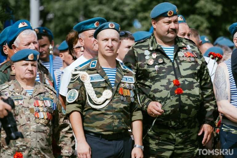 Береты, флаги и тельняшки: фоторепортаж с Дня ВДВ от Tomsk.ru