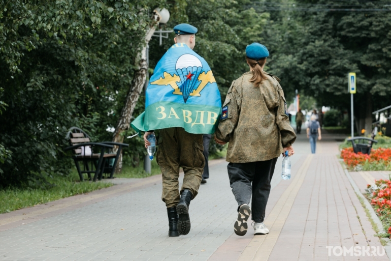 Береты, флаги и тельняшки: фоторепортаж с Дня ВДВ от Tomsk.ru