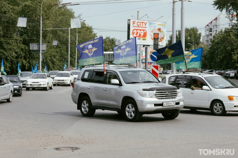 Береты, флаги и тельняшки: фоторепортаж с Дня ВДВ от Tomsk.ru