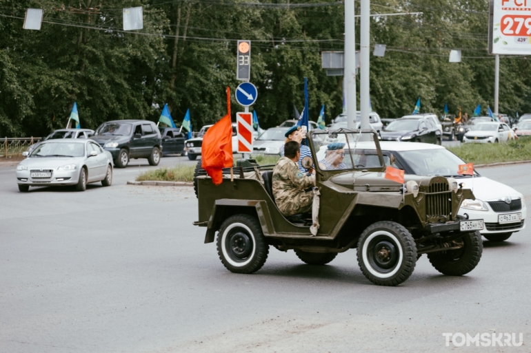 Береты, флаги и тельняшки: фоторепортаж с Дня ВДВ от Tomsk.ru