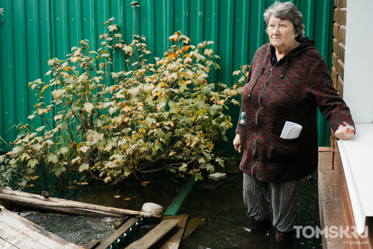 «От воды у нас появились черви»: жители Черемошников показали затопленные дома