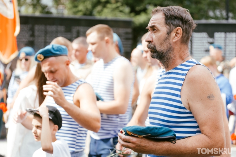 Береты, флаги и тельняшки: фоторепортаж с Дня ВДВ от Tomsk.ru