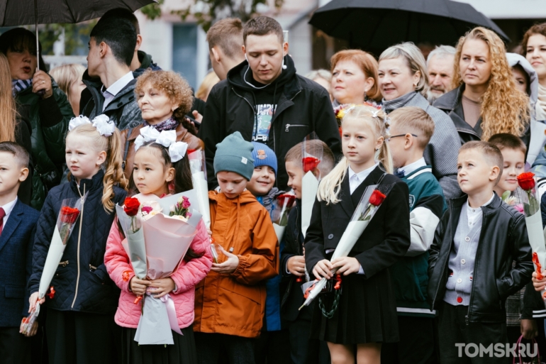 Серьезность или веселье: с какими эмоциями начинают учебу томские первоклассники