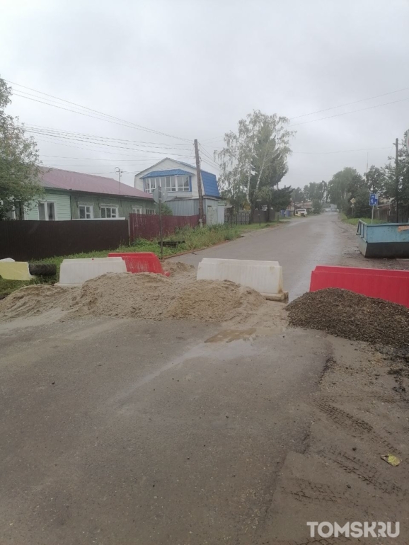 «Это самоуправство»: администрация томского поселка закрыла дорогу для жильцов