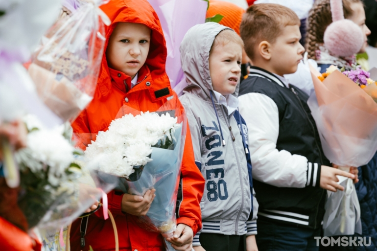 Серьезность или веселье: с какими эмоциями начинают учебу томские первоклассники