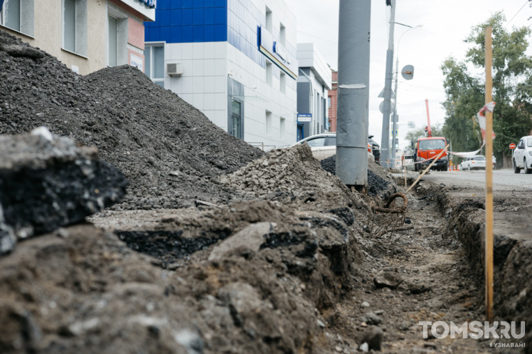 В Томске на проспекте Фрунзе начали укладывать бордюрный камень 