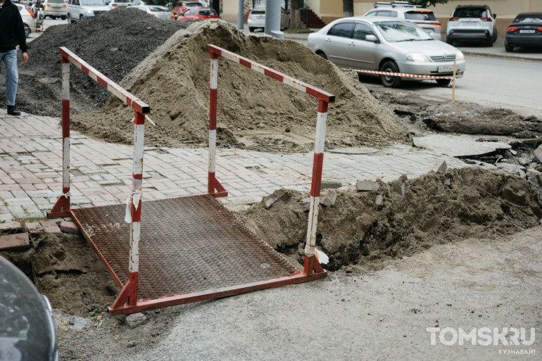 В Томске на проспекте Фрунзе начали укладывать бордюрный камень 