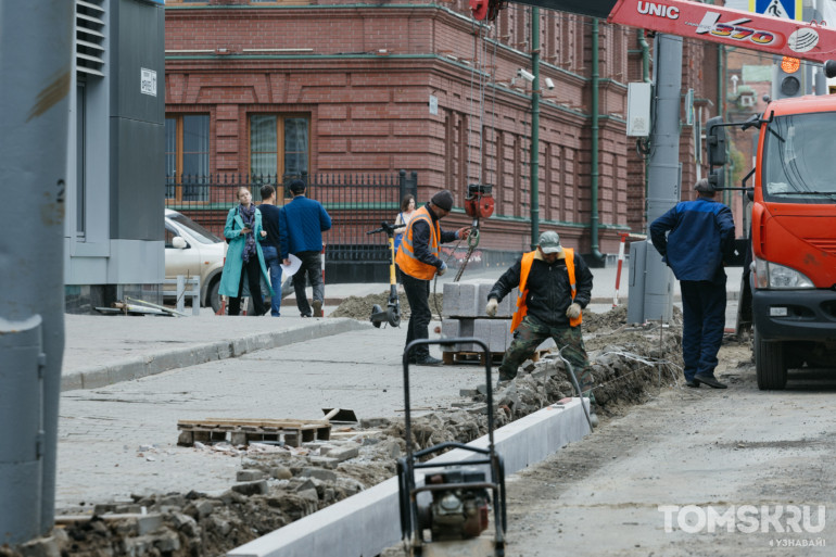 В Томске на проспекте Фрунзе начали укладывать бордюрный камень 