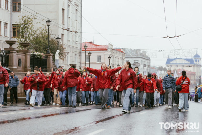 Около 1,5 тысяч томских студентов прошлись от площади Ленина до Новособорной