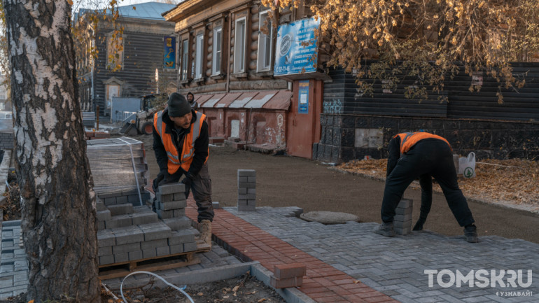 Пока не выпал снег: рабочие продолжают выкладывать плитку на проспекте Фрунзе