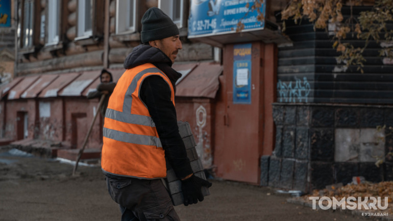 Пока не выпал снег: рабочие продолжают выкладывать плитку на проспекте Фрунзе