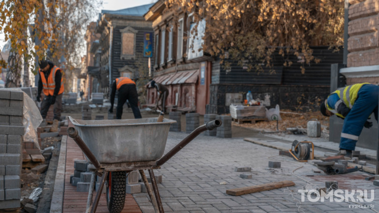 Пока не выпал снег: рабочие продолжают выкладывать плитку на проспекте Фрунзе