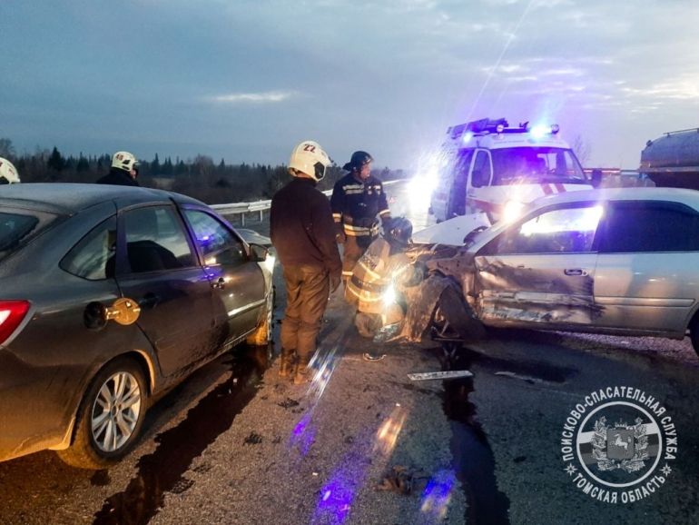 Три автомобиля столкнулись утром на томской трассе возле Петрово