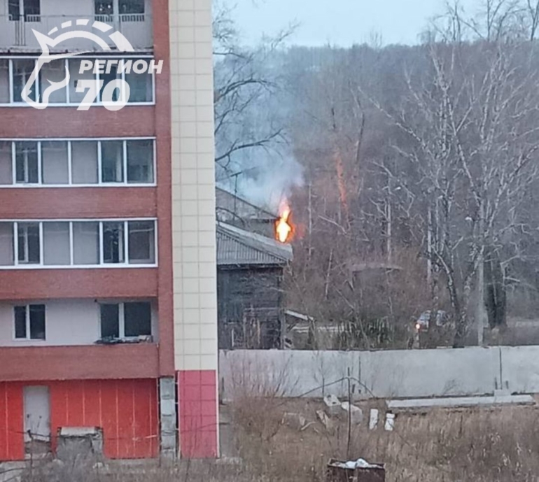 В Томске на Степановке горит деревянный дом