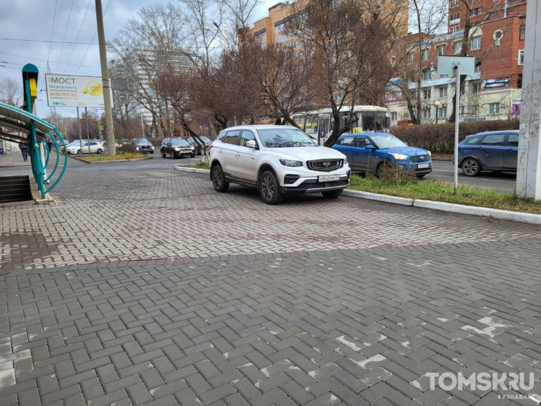 Мастера томской парковки: истинные короли пешеходных тротуаров