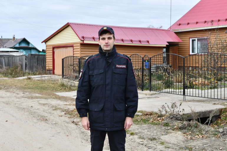 Двух полицейских наградят за спасение из пожара семейной пары в Томской области