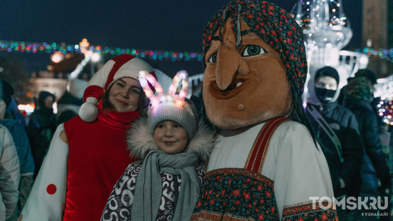 Новогодние огни загорелись на главной елке Томска