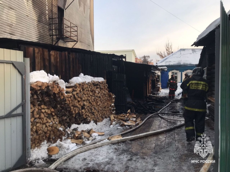 Трех человек спасли из пожара в 3-этажном доме в Томске