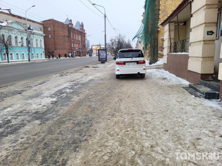 Мастера томской парковки: чужое место или легенды тротуара