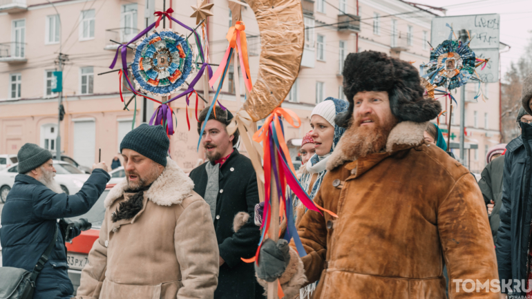 Тулупы, наряды и праздник: как прошло Святочное шествие в Томске