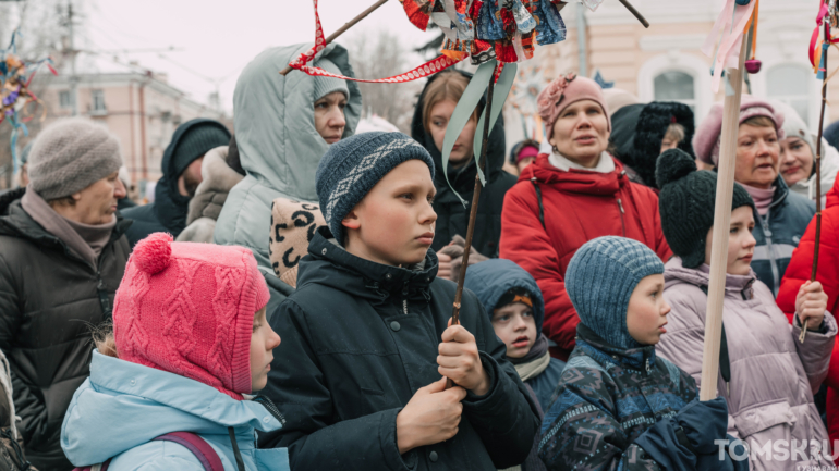 Тулупы, наряды и праздник: как прошло Святочное шествие в Томске